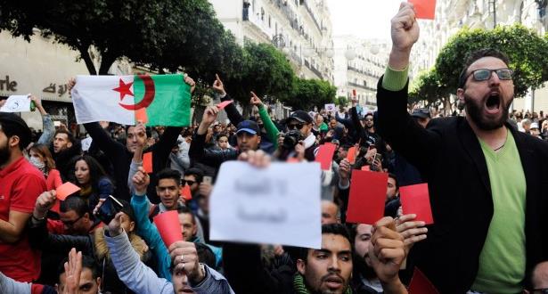 الجزائر: المحامون يحتجون ضد 