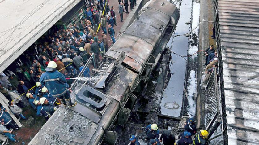 استقالة وزير النقل المصري إثر حادث القطار يودي بحياة العشرات