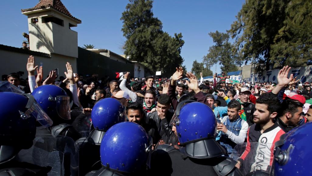 الجزائر.. مظاهرات حاشدة وتصدعات بأكبر نقابتين للعمال ورجال الأعمال