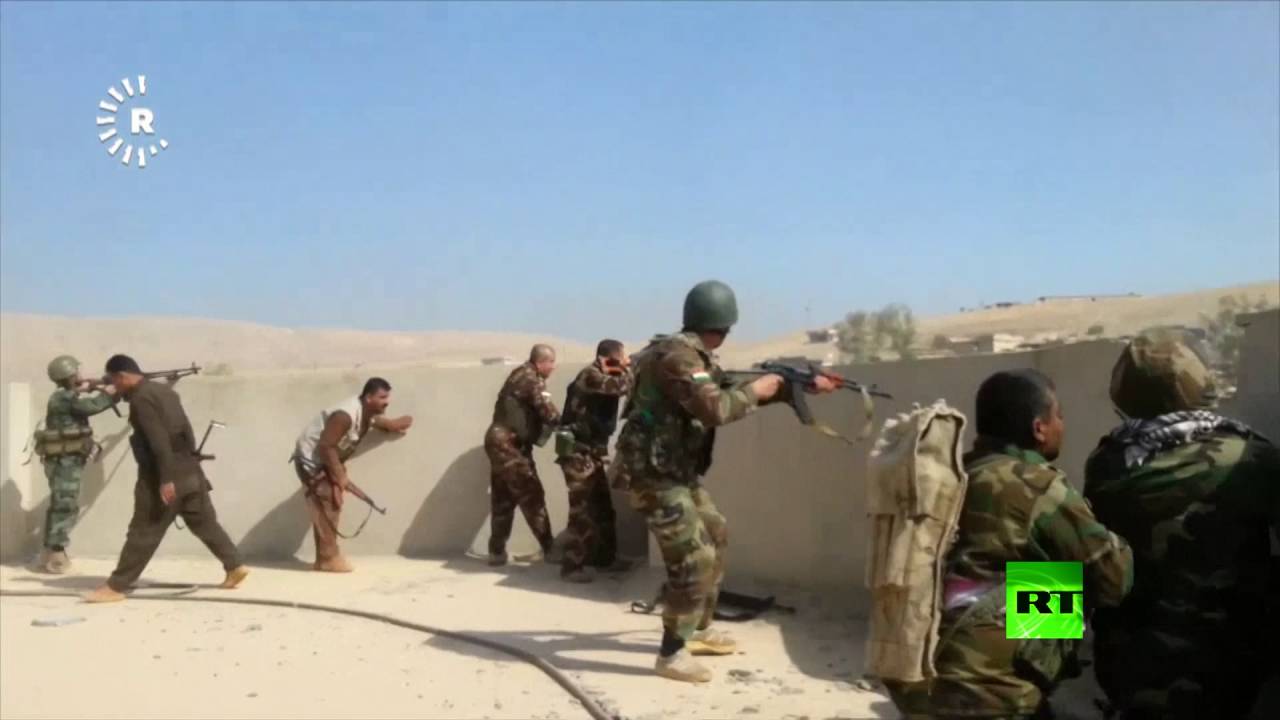 قوات من بيشمركة كردستان تقاتل داعش 