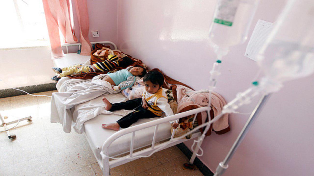 تحقيق لوكالة أسوشيتد برس: عرقلة الحوثيين توزيع لقاح الكوليرا تسبب في تفشي الوباء