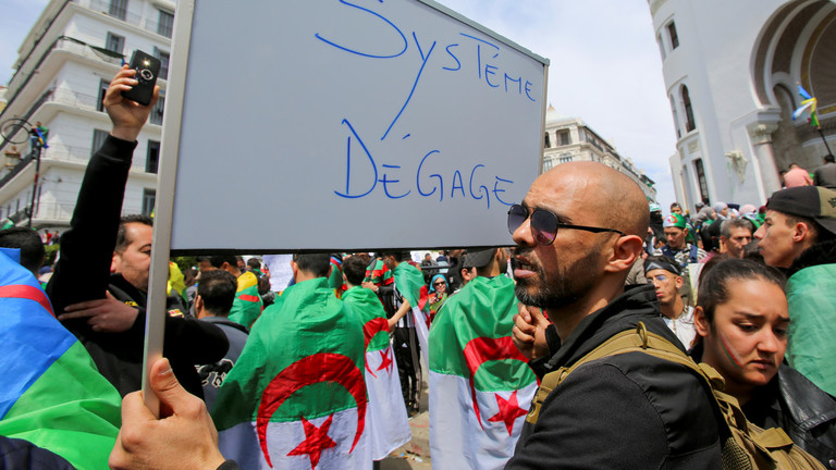 الجزائريون يواصلون مظاهراتهم للمطالبة برحيل رموز النظام