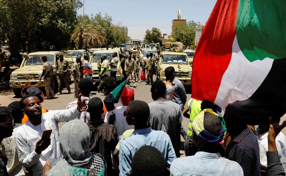 السفير البريطاني في السودان يطالب المجلس العسكري بمحاسبة المسؤولين عن العنف