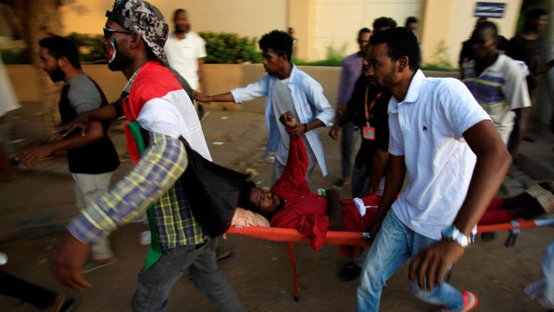 السودان.. 14 مصابا من المعتصمين والمجلس العسكري يعلق الحوار
