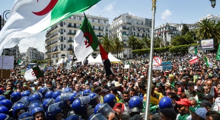 للجمعة الـ14.. الجزائريون يتظاهرون للمطالبة برحيل النظام وسط حشد أمني غير مسبوق