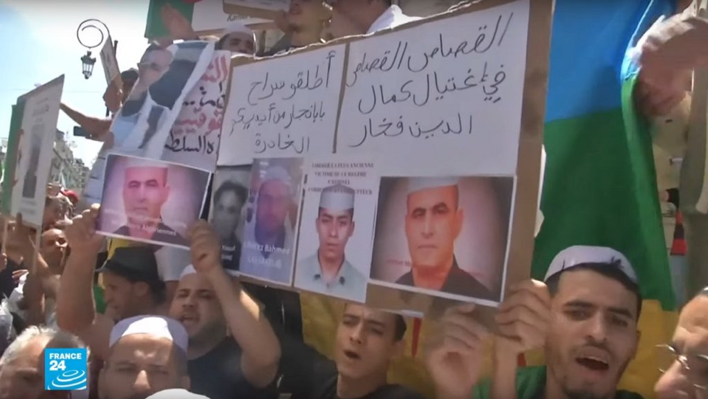 حشد من الجزائريين يشارك في دفن الناشط الحقوقي كمال الدين فخار