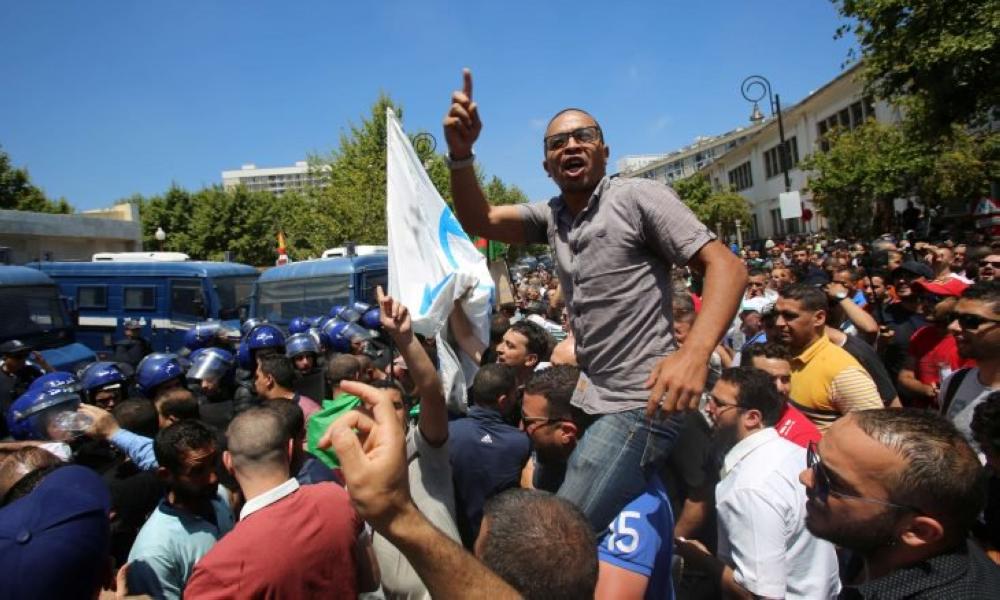 الجزائر: حبس رئيس الوزراء السابق و احتجاجات ضد مسؤول أكبر تنظيم نقابي لـ“دعمه بوتفليقة”