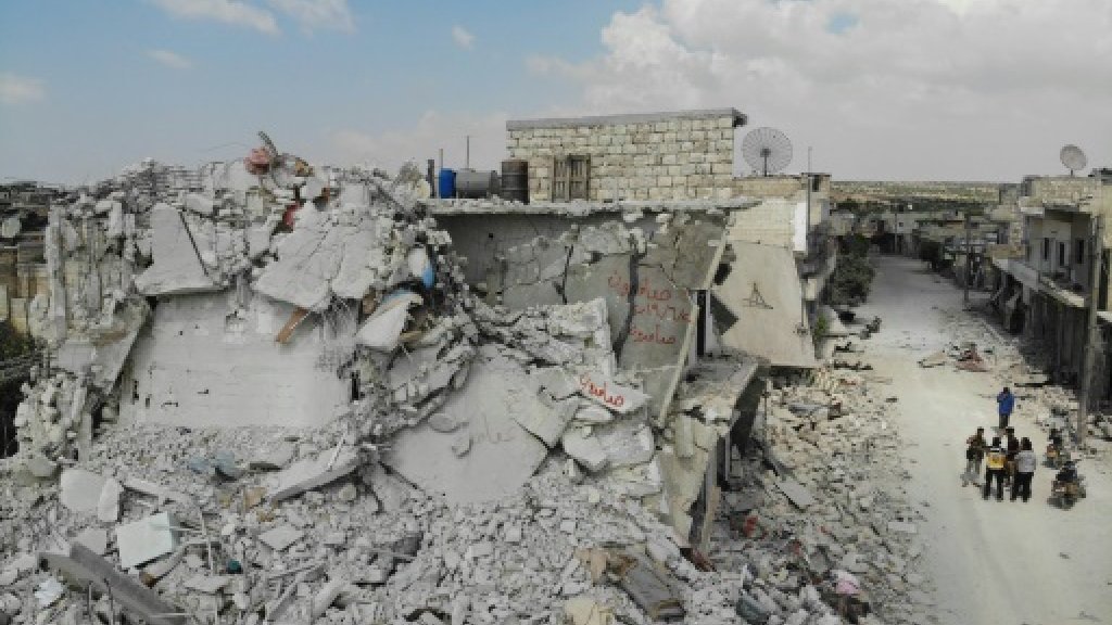 35 قتيلاً بينهم 26 موالين للنظام السوري في قصف جوي ومعارك بشمال غرب سوريا