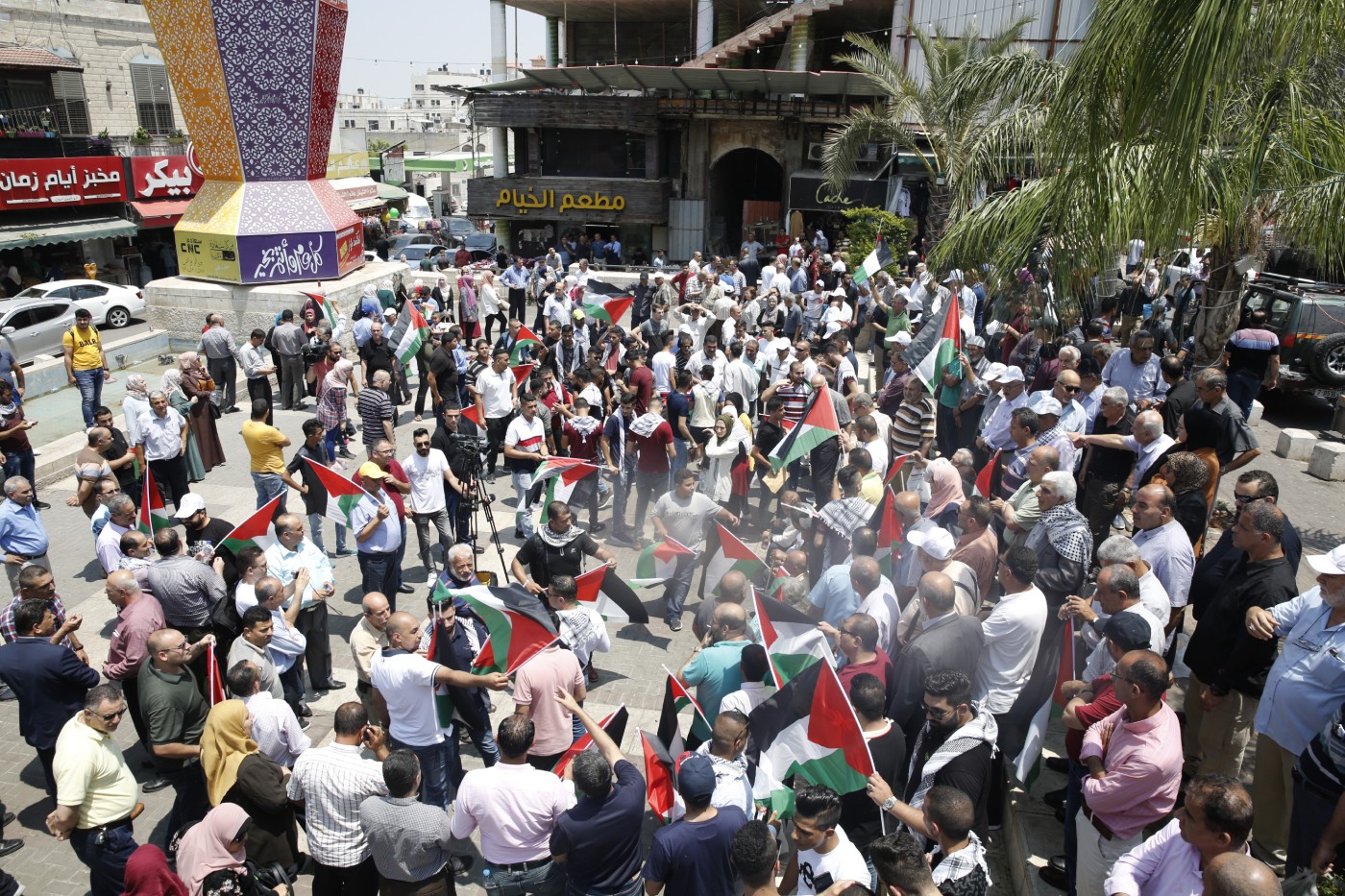 فلسطين تتوشح بالسواد وترفع العلم الوطني… ومسيرات ومواجهات شعبية رفضا لـ «لمؤتمر البحرين»