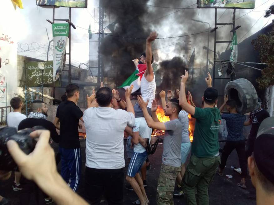 احتجاجات فلسطينية وإغلاق مداخل المخيمات رفضاً لإجراءات وزارة العمل اللبنانية