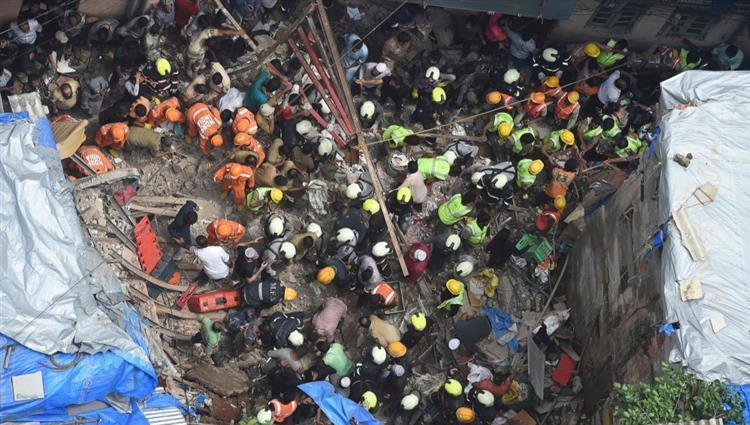 مقتل 7 أشخاص واحتجاز 40 شخصا إثر انهيار مبنى في مومباي