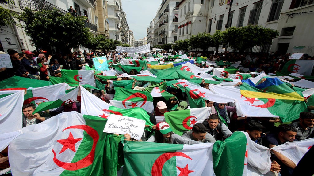 الجزائريون يتظاهرون للجمعة الـ 22 وقلوبهم مع منتخبهم في القاهرة ـ (فيديوهات)