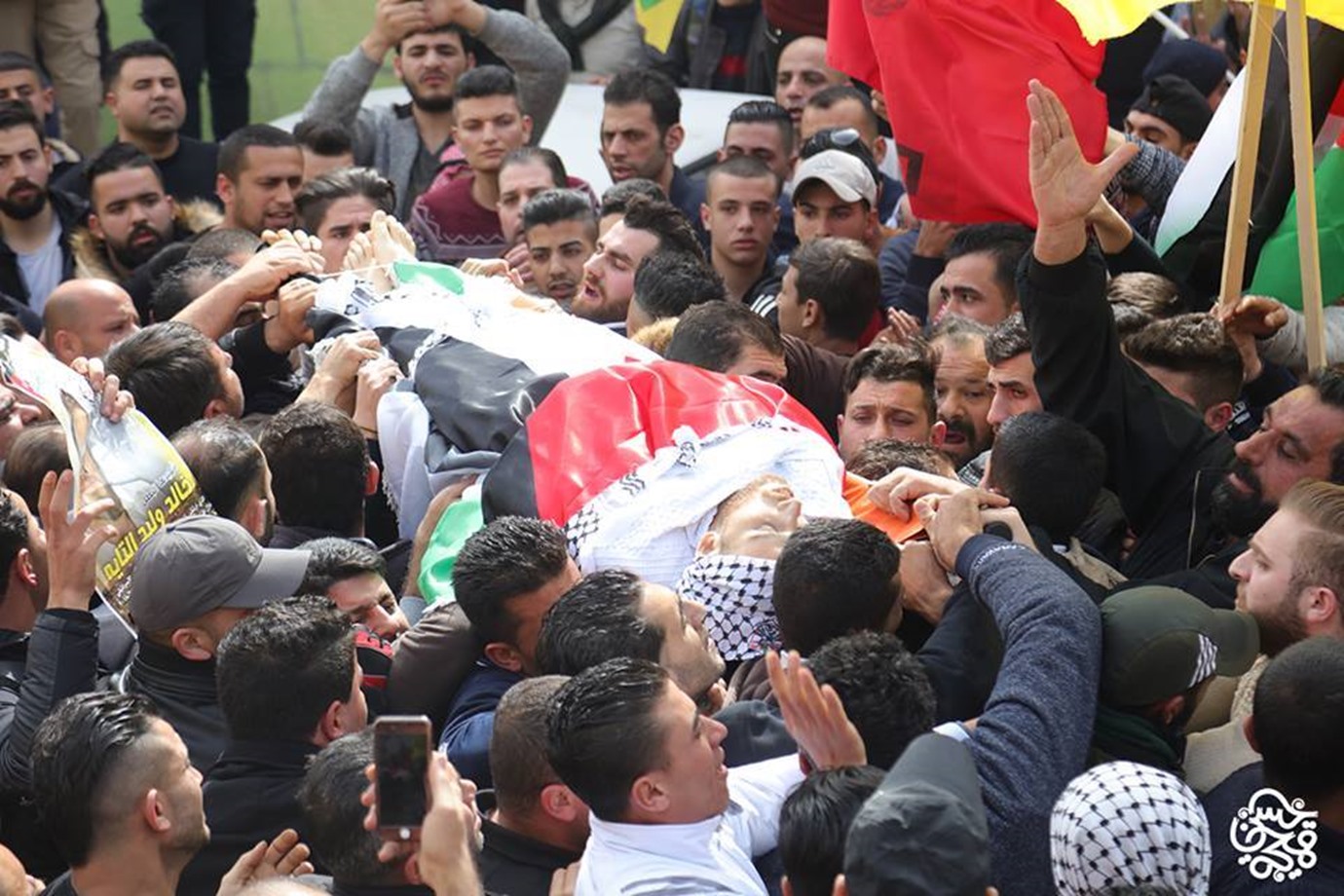 فلسطينيون يشيعون جثمان شاب استشهد برصاص الاحتلال