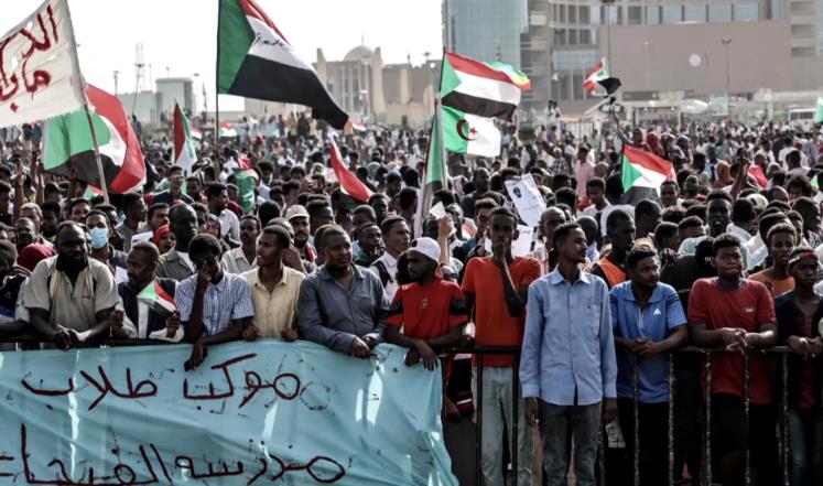 السودان.. الغضب يتزايد في الأبيّض مع نقص الخبز وانقطاع الكهرباء