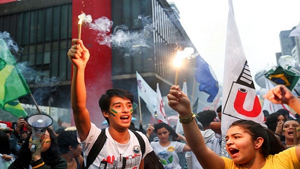 تظاهرات ضخمة في البرازيل ضد قرار الحكومة بخفض الميزانية المخصصة للجامعات