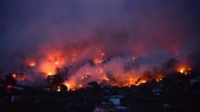السيطرة علي حرائق الغابات في جزيرة إيفيا باليونان