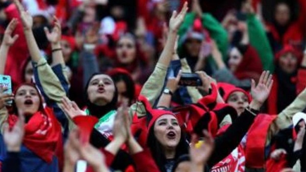 إيران تعتقل 6 ناشطات طالبن بدخول النساء الملاعب