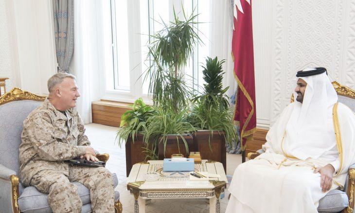 نائب أمير قطر يجري مباحثات مع قائد القيادة المركزية الأميركية