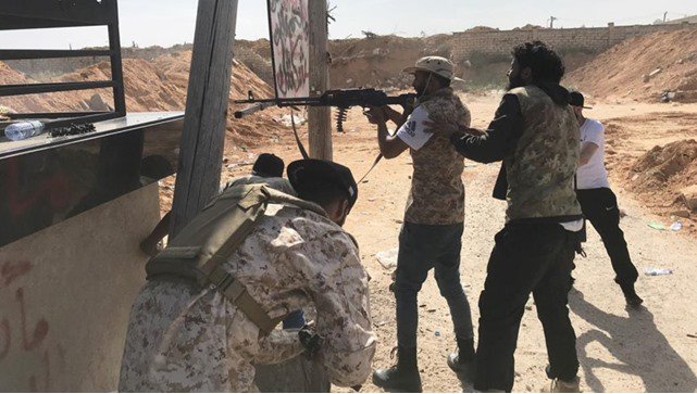قوات “الوفاق” الليبية: استسلام 17 من ميليشيات حفتر جنوبي طرابلس