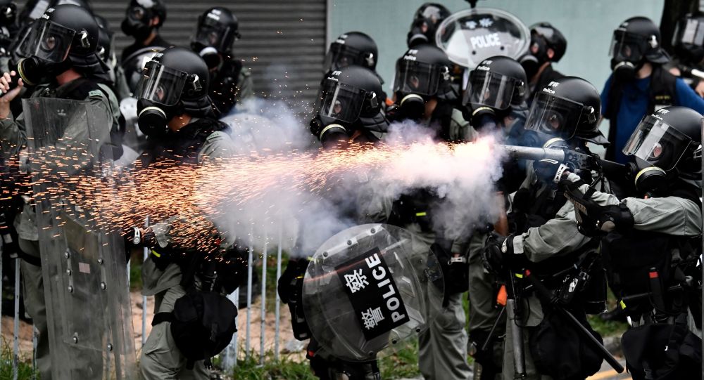 شرطة هونغ كونغ تطلق الغاز المسيل للدموع في مواجهة جديدة مع المتظاهرين