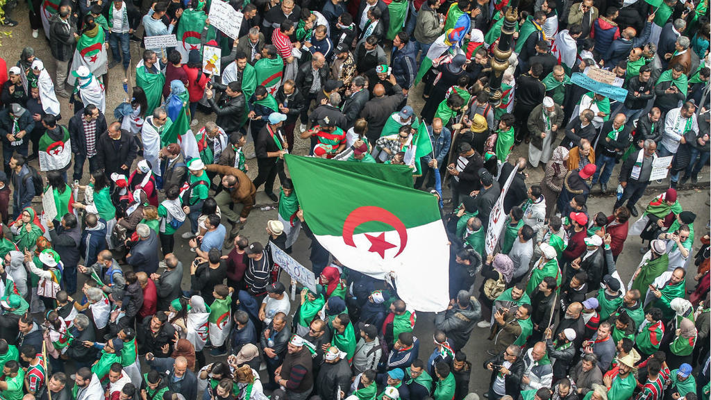 الجزائريون يتظاهرون للجمعة الـ29 بزخم أكبر