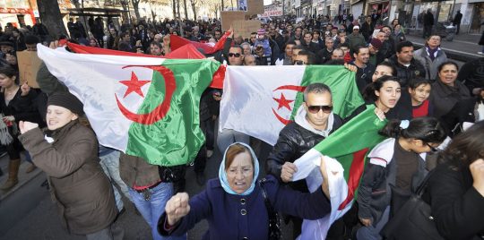 الجزائريون يتظاهرون للجمعة الـ30 ويرددون: “لا انتخابات مع العصابات”