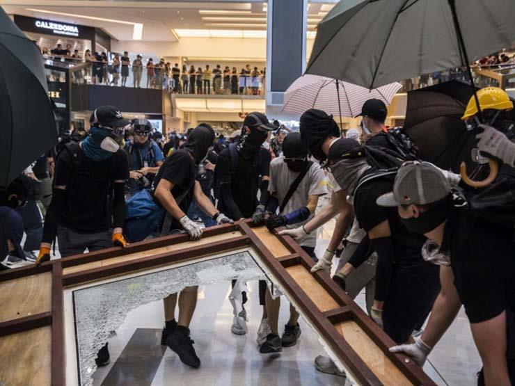 صدامات في هونغ كونغ وفشل المتظاهرين في تعطيل المطار