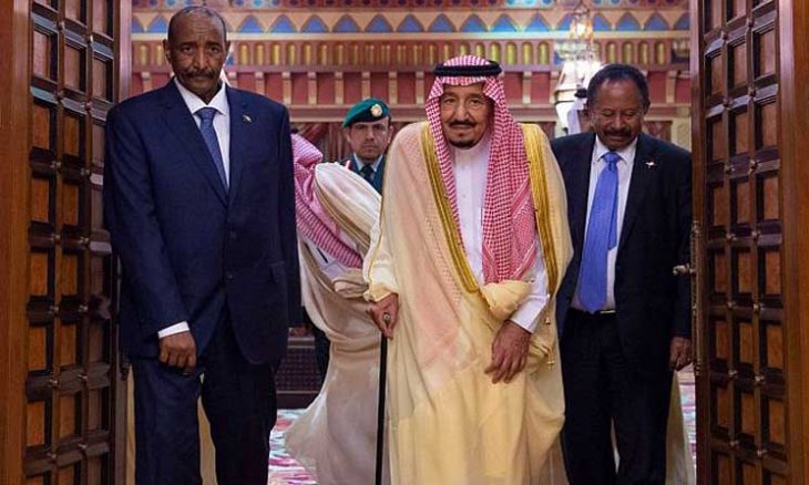 العاهل السعودي يبحث مع البرهان وحمدوك “تعزيز التعاون الثنائي”