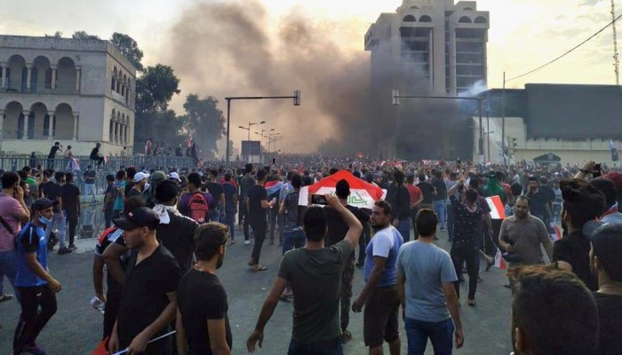القضاء العراقي يأمر بتوقيف ضابطين لصلتهما بمقتل متظاهرين