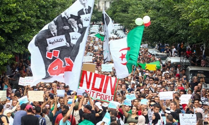 الجزائريون يتظاهرون للجمعة الـ35 للتأكيد على رفضهم لـ”استنساخ النظام”