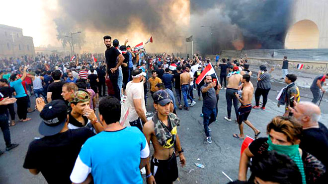 إعفاء القادة العسكريين لـ7 محافظات بعد مقتل 157 شخصاً باحتجاجات العراق