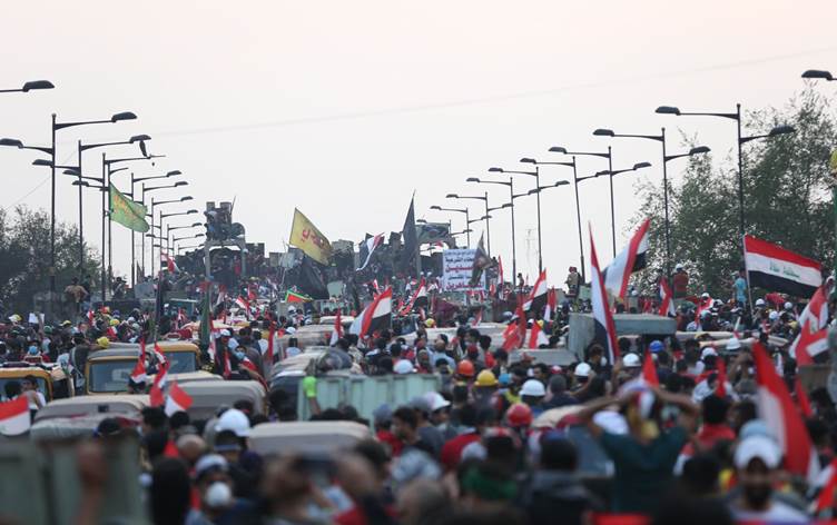 البصرة.. متظاهرون يغلقون أبواب أكبر موانئ العراق