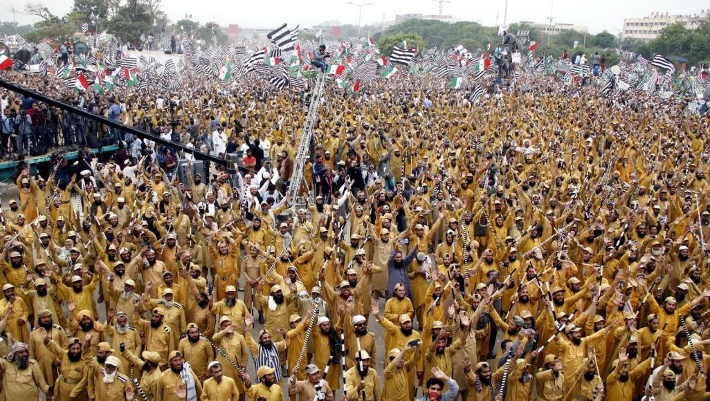 باكستان.. حشود للمعارضة تطالب باستقالة الحكومة وعمران خان يتحدى