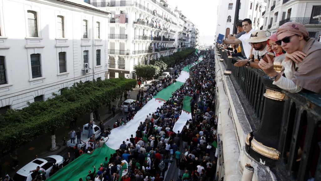 وسط انتشار أمني.. مظاهرات بالعاصمة الجزائرية ضد الفساد وإجراء الانتخابات
