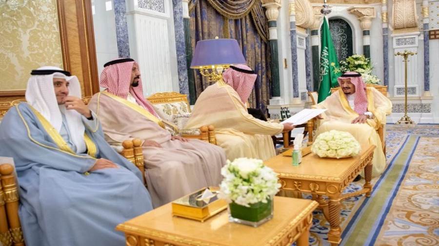 الملك سلمان يتسلم رسالة من أمير الكويت