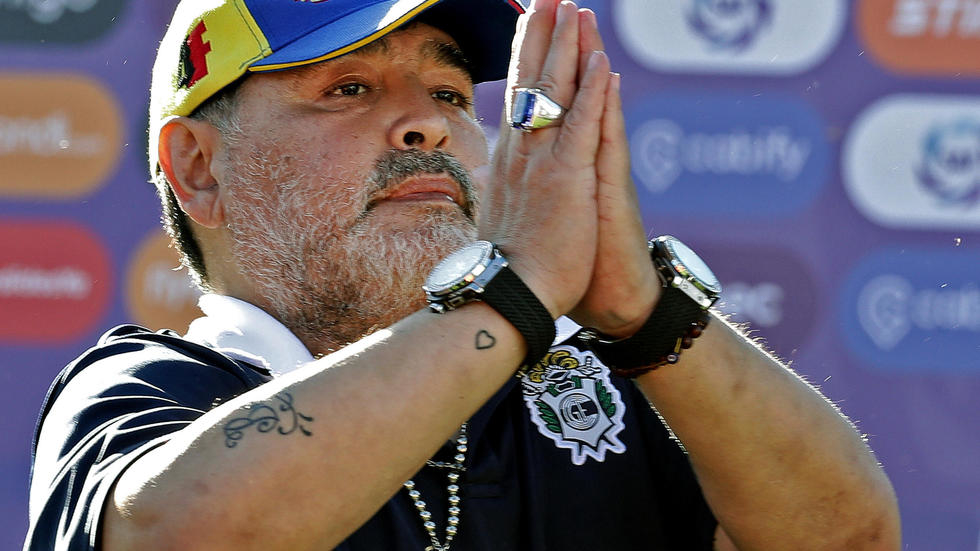 مارادونا يترك منصبه مدربا لخميناسيا لا بلاتا