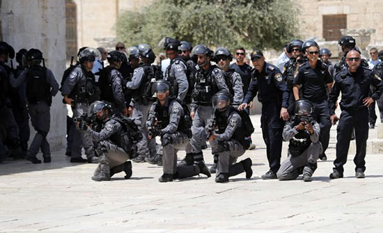 الشرطة الإسرائيلية تعتقل قريبة الشيخ رائد صلاح في “الأقصى” أثناء صلاتها