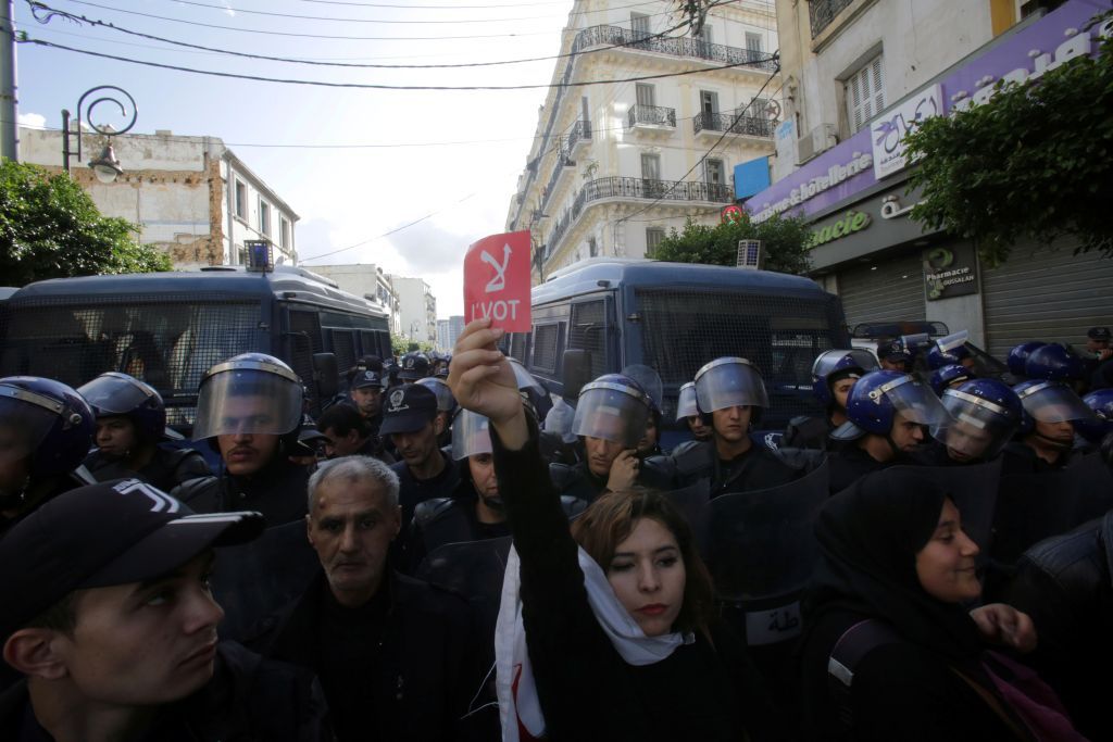 الطلاب الجزائريون يتظاهرون قبل 48 ساعة من انتخابات يرفضها الحراك