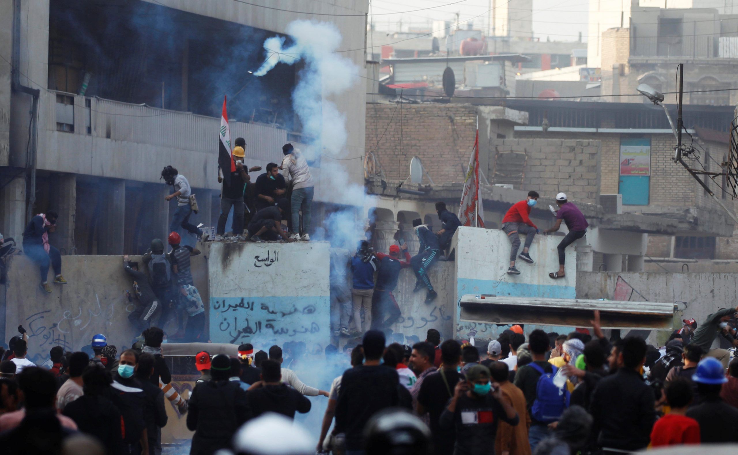 العراق.. جرحى في اشتباكات بين الأمن ومحتجين وسط بغداد