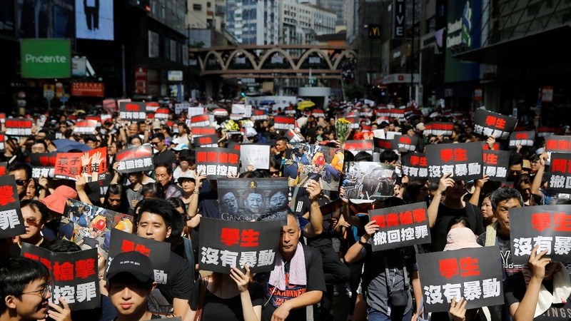 اشتباكات مع شرطة هونغ كونغ لتفريق مسيرة داعمة للإيغور