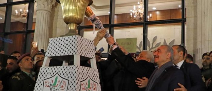 عباس يوقد شعلة انطلاقة حركة “فتح” الـ55