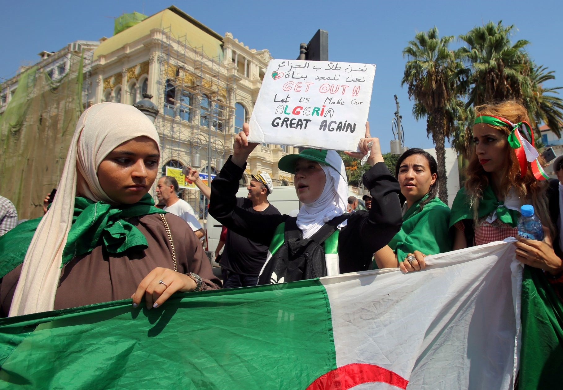 طلاب جزائريون يتظاهرون ضد الرئيس الجديد