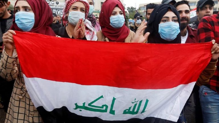 متظاهرون عراقيون: لا نخشى ”كورونا“ .. الفيروس الحقيقي هو السياسيون (فيديو)