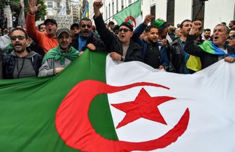 جزائريون تظاهروا للأسبوع الـ55 غير آبهين بفيروس كورونا