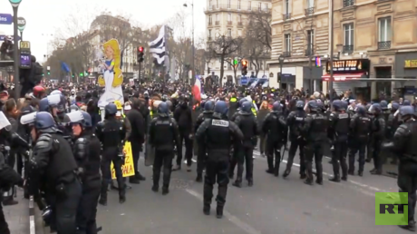 شرطة فرنسا تغلق وسط باريس لمنع تجمع أفراد السترات الصفراء