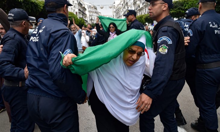 الجزائر: برغم كورونا.. مظاهرات حراكية لليوم الثاني وقمع واعتقالات