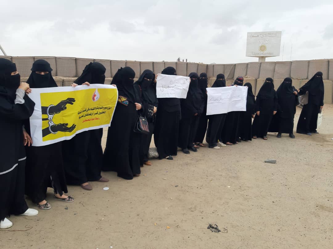 أمهات المختطفين بعدن تناشد انقاذ أبنائها المضربين عن الطعام في سجن بئر أحمد