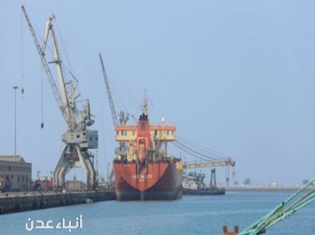 الحكومة اليمنية تجدد التحذير من ”كارثة” ستؤدي الى إغلاق ميناء الحديدة وارتفاع أسعار المشتقات النفطية والاغذية
