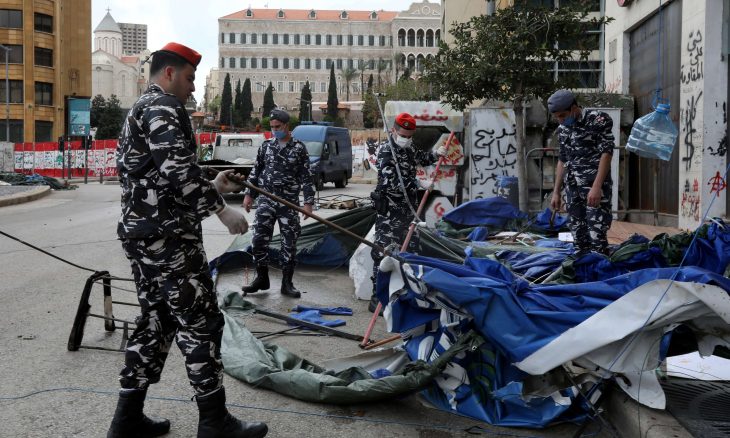 الشرطة اللبنانية تزيل مخيم احتجاج ببيروت