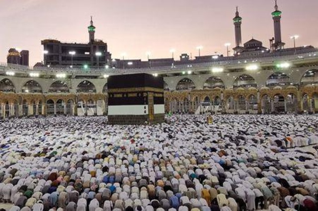 وزير الحج السعودي يطالب المسلمين بالتريث في وضع خطط الحج هذا العام